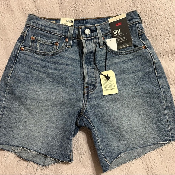 NWT Levi’s 501 high rise mid thigh shorts size 26 - Picture 1 of 3